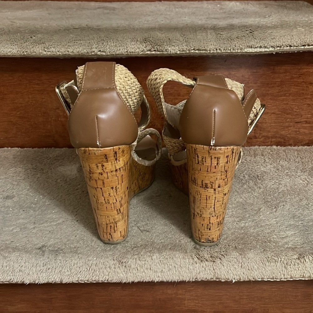 Steve Madden Tan Cream Wedge Sandals Size 9.5 - Picture 6 of 13